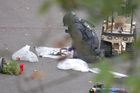 Policie obdržela první hlášení přibližně v 9:37, kdy muž oznámil, že auto najelo do lidí a následně byl pobodán člen ochranky. Incident byl okamžitě vyhodnocen jako závažný.