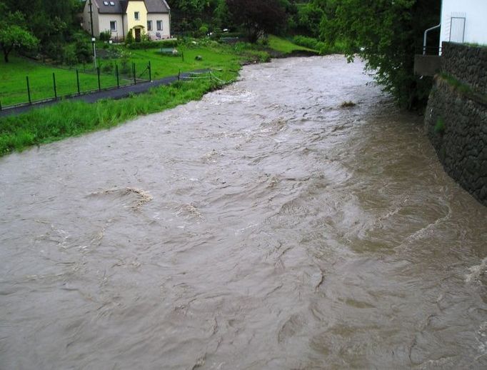 Snímek z dnešního rána v Novém Jičíně. Hladina řeky Jičínky se zatím drží ve svém korytu.