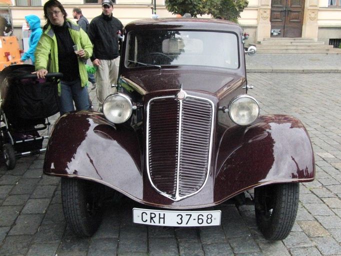 Tatra 57B.. Vyráběla ji Tatra Kopřivnice mezi lety 1938-1942. Většina vozů byla vyrobena jako dvoudveřové sedany (tudory). Tatry 57(též zvané Hadimrška) patří k posledním lidovým tatrovkám, poté se již továrna zaměřila výhradně na služební a nákladní auta.