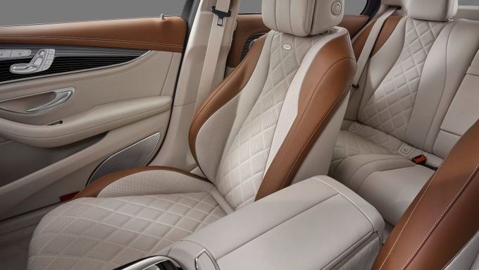 Nejkvalitnější materiály a dokonalé zpracování charakterizují interiéry současných luxusních typů značky Mercedes-Benz.