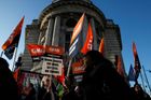 Británií otřásá největší protest odborů od roku 1979