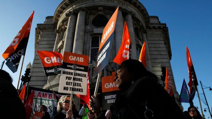 V Británii stávkují proti úsporným opatřením vlády na dva miliony osob.