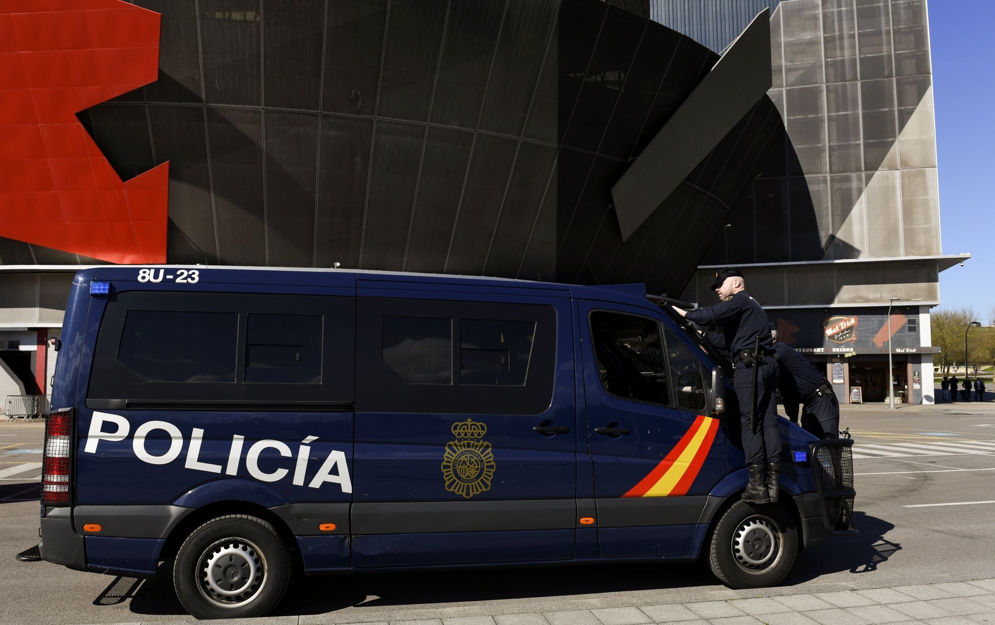 Španělská policie před stadionem El Molinon.