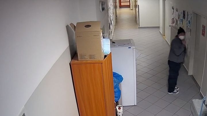 Muž okradl zdravotní sestry z covidového oddělení v Náchodě. Policie žádá o pomoc