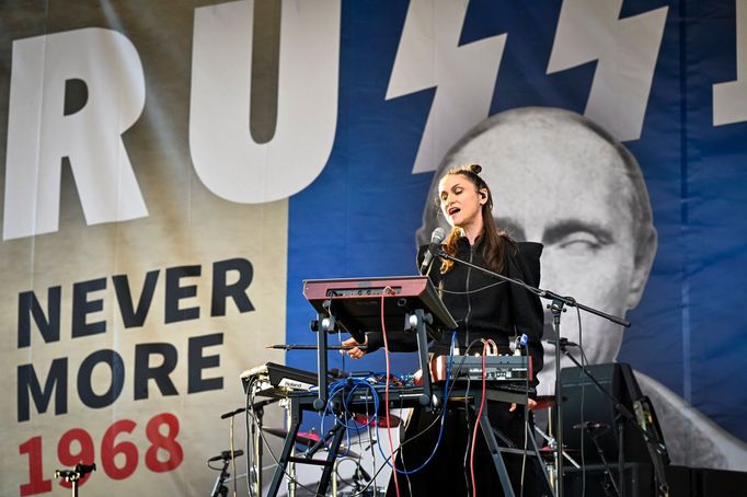 Na snímku z koncertu NeverMore 68 je zpěvačka Lenka Dusilová.