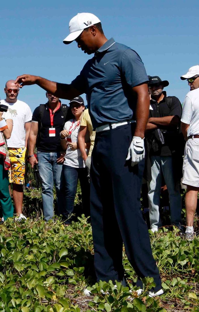 Woods na golfovém turnaji v Abu Dhabí