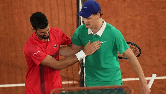 Novak Djokovič gratuluje Janniku Sinnerovi k postupu do finále French Open 2025