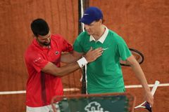 Djokovič těsně prohrál všechny sety. Do finále proti Alcarazovi jde Sinner