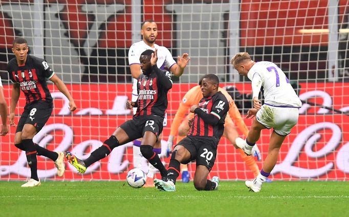 Antonín Barák (vpravo) střílí gól Fiorentiny v utkání s AC Milán