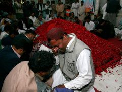 Pláč u hrobu Benazír Bhuttové v Garhi Khuda Bukhsh.