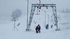 Ski areál - Olešnice v Orlických horách - sjezdovka - lyžaři - vlek