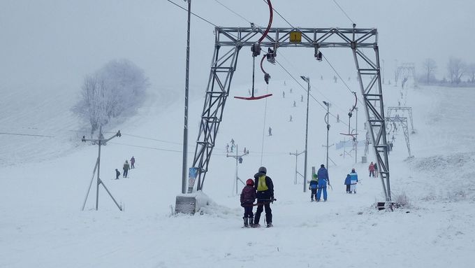 Ski areál v Olešnici v Orlických horách zahájil lyžařskou sezónu 2. ledna 2016.