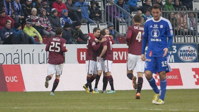Fotbalisté Sparty se radují z jednoho ze dvou gólů Václava Kadlece v sobotním zápase v Olomouci.