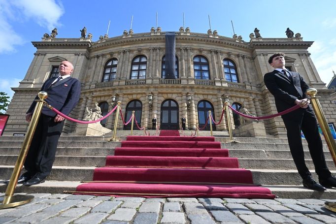 Poslední rozloučení s hercem a prezidentem karlovarského festivalu Jiřím Bartoškou. Lidé mohou v úterý 20. května přicházet do Dvořákovy síně v Rudolfinu až do 17 hodin.