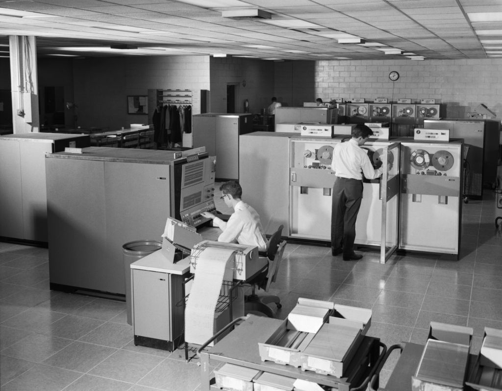 Technici pracují na strojích IBM - 60. léta