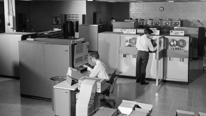 Technika a technologie zažívaly počátkem šedesátých let nebývalý rozmach, nic se nezdálo být nemožné. Na snímku sálový počítač se třemi magnetopáskovými jednotkami.