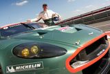 Tomáš Enge u vozu Aston Martin DBR9, s nímž absolvuje závod 24 hodin Le Mans.