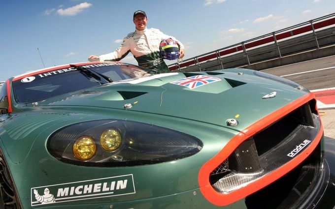 Tomáš Enge u vozu Aston Martin DBR9, s nímž absolvuje závod 24 hodin Le Mans.