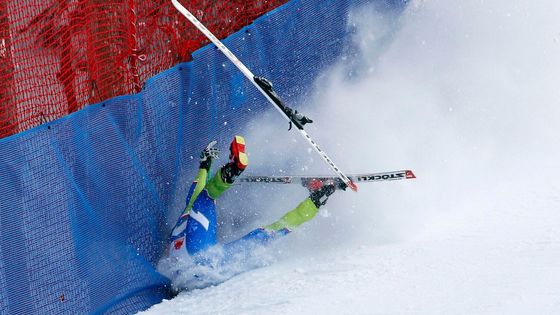 Slovinský sjezdař Rok Perkovič nezvládl celých téměř 4,5 kilometru a na sjezdovce Lauberhorn spadl. V galerii najdete nejen celou tuto nehodu.