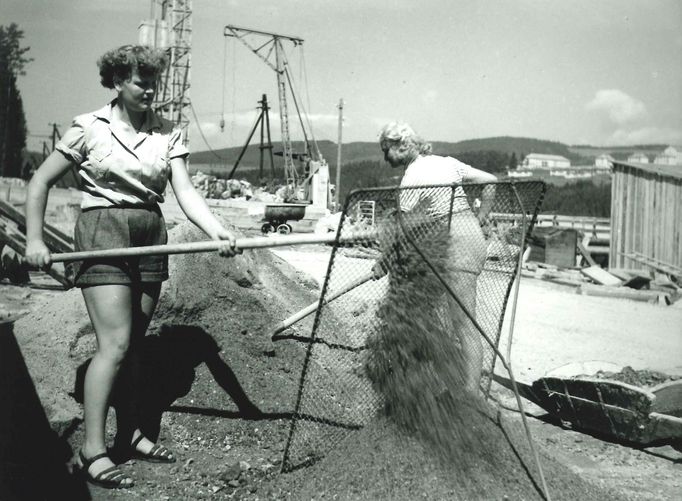 Fotografie ukazuje výstavbu vodní nádrže a elektrárny Lipno, významného díla z roku 1959, které dodává energii a poskytuje rekreační možnosti.