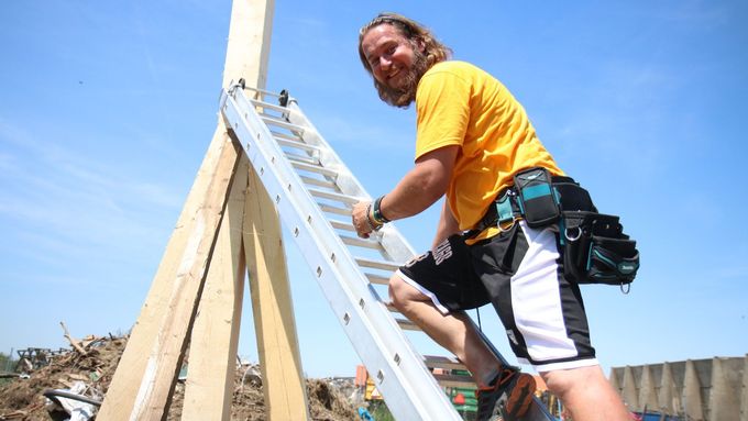 Dobrovolník Víťa Wejmelka, který pomáhá lidem postiženým tornádem už celý rok. Tento týden mimo jiné stavěl památník obětem tornáda.