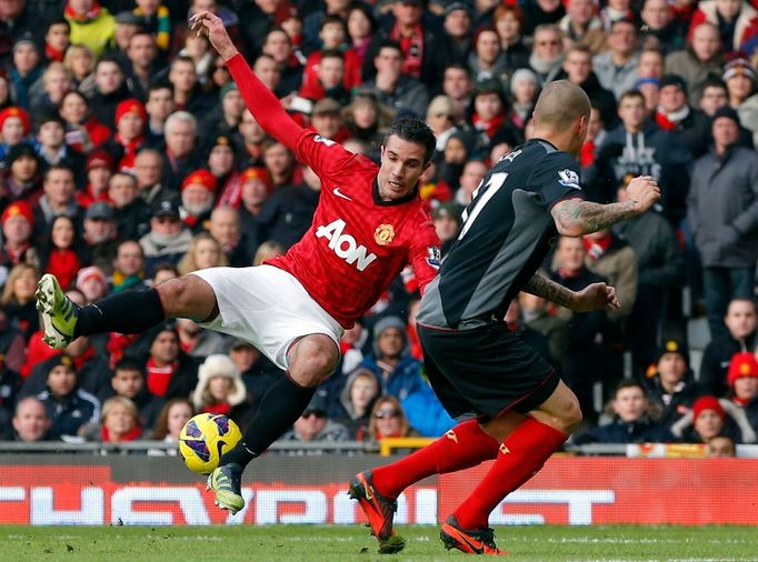 Robin van Persie (v červeném) se snaží překonat podruhé překonat brankáře Liverpool, ale Martin Škrtel mu v tom úspěšně zabránil.