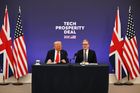 Americký prezident Donald Trump a britský premiér Keir Starmer pořádají tiskovou konferenci v sídle Chequers na závěr státní návštěvy dne 18. září 2025.