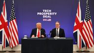 Americký prezident Donald Trump a britský premiér Keir Starmer pořádají tiskovou konferenci v sídle Chequers na závěr státní návštěvy dne 18. září 2025.