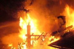 Při požáru zahradního domku u Prahy uhořeli dva lidé