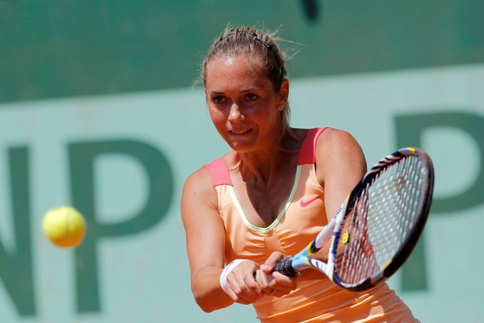 Klára Zakopalová odráží míček z rakety ruské tenistky Anastasie Pavljučenkovové ve 3. kole French Open 2012