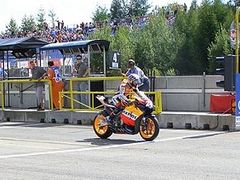 Nicky Hayden na Hondě vyjíždí z brněnských boxů na trať před startem závodu MotoGP.