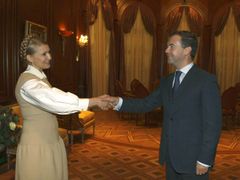 Prezident Ruské federace Dmitrij Medvěděv a ukrajinská premiérka Julia Tymošenková pod podepsání dohody o dodávkách plynu