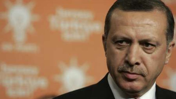 "Termín předčasných voleb je schůdný. Vláda jej konzultovala s nejvyšší volební komisí," sdělil Erdogan.