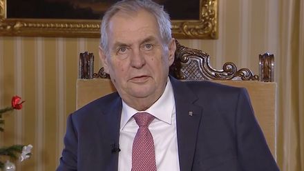 Je to pomsta prezidentovi, o schůzku se Zemanem žádal Baxa, říká Ovčáček