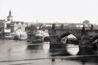 "Nebesa chrlila spousty vody." Rozbouřená Vltava v září 1890 pobořila Karlův most