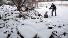 Hugh Vail cuts firewood at his home in Bountiful, Utah, December 10, 2012. While most "preppers" discount the Mayan calendar prophecy, many are preparing to be self-sufficient for threats like nuclear war, natural disaster, famine and economic collapse. Picture taken December 10, 2012. REUTERS/Jim Urquhart (UNITED STATES - Tags: SOCIETY) Published: Pro. 18, 2012, 5:23 odp.