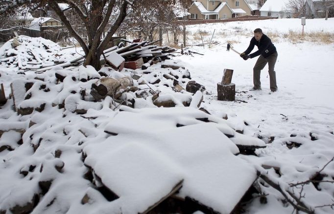 Hugh Vail cuts firewood at his home in Bountiful, Utah, December 10, 2012. While most "preppers" discount the Mayan calendar prophecy, many are preparing to be self-sufficient for threats like nuclear war, natural disaster, famine and economic collapse. Picture taken December 10, 2012. REUTERS/Jim Urquhart (UNITED STATES - Tags: SOCIETY) Published: Pro. 18, 2012, 5:23 odp.