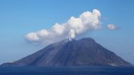 Na malém ostrově Stromboli trvale žije asi 200 obyvatel. Ti jsou ale na aktivitu vulkánu zvyklí, protože Stromboli je jednou z mála trvale činných sopek, a to už nejméně 2000 let.