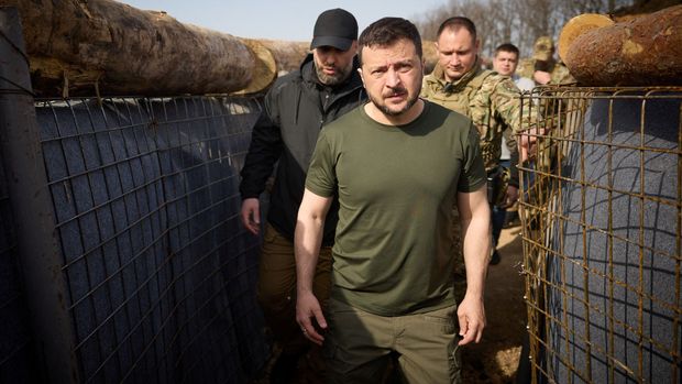 U Charkova zuří těžké boje, Kyjev na frontovou linii pošle víc vojáků, řekl Zelenskyj