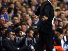 Kouč Chelsea José Mourinho (vlevo) sedí na lavičce, zatímci jeho liverpoolský protějšek Rafael Benitez v semifinále Ligy mistrů živě reaguje na dění na hřišti.