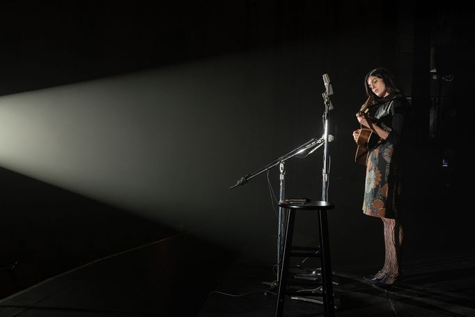 Monica Barbaro v roli Joan Baez.