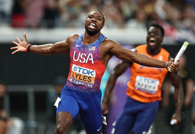 Noah Lyles při doběhu zlaté americké štafety na 4x100 metrů na MS v Tokiu 2025.