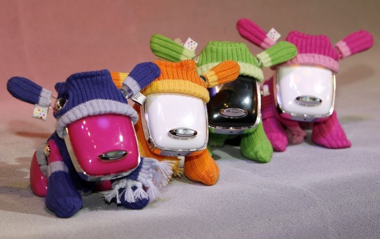 Hit příštích Vánoc? Elektroničtí I-Dogs k sobě mají řadu doplňků. Firma Hasbro k nim například nachystala "módní kolekci" svetříků a čepiček.