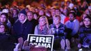 Jessica Johnston (holding sign) watches the first 2012 U.S. presidential debate between U.S. President Barack Obama and Republican presidential nominee Mitt Romney on an outdoor screen at Denver University in Denver, Colorado October 3, 2012. REUTERS/Mark Leffingwell (UNITED STATES - Tags: POLITICS ELECTIONS USA PRESIDENTIAL ELECTION) Published: Říj. 4, 2012, 3:54 dop.