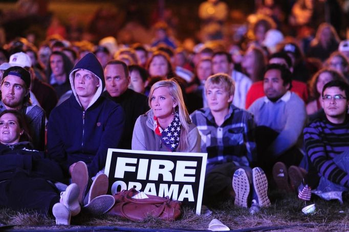 Jessica Johnston (holding sign) watches the first 2012 U.S. presidential debate between U.S. President Barack Obama and Republican presidential nominee Mitt Romney on an outdoor screen at Denver University in Denver, Colorado October 3, 2012. REUTERS/Mark Leffingwell (UNITED STATES - Tags: POLITICS ELECTIONS USA PRESIDENTIAL ELECTION) Published: Říj. 4, 2012, 3:54 dop.