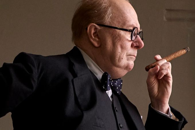 Gary Oldman ve filmu Nejtemnější hodina.