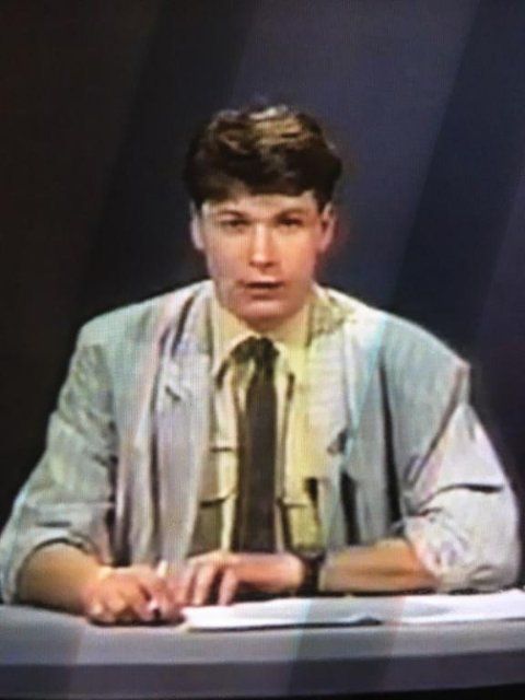 Robert Sedláček jako mladý televizní moderátor krátce po sametové revoluci v roce 1989.