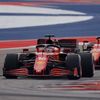 Piloti Ferrari Charles Leclerc a Carlos Sainz junior ve VC USA formule 1 2021