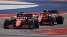 Piloti Ferrari Charles Leclerc a Carlos Sainz junior ve Velké ceně USA formule 1 2021.