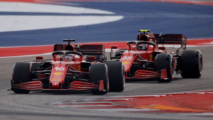 Piloti Ferrari Charles Leclerc a Carlos Sainz junior ve Velké ceně USA formule 1 2021.